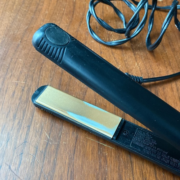 Andis ceramic flat iron hair straightener - Picture 4 of 7